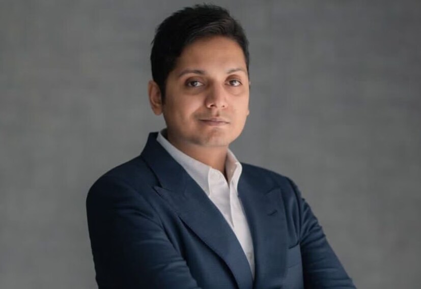 এভাবেই শুরু হয় রিকান্তের ট্রাভেল এজেন্সি -রিকান্ত পিত্তি শুধু নিজের জন্য নয়, পরিচিতদের জন্যও ফ্লাইট বুক করতেন। এমন পরিস্থিতিতে, যখন এয়ারলাইনগুলি লক্ষ্য করে যে তাঁরা অনেক বেশি টিকিট বুক করছেন (একই অ্যাকাউন্ট থেকে), রিকান্তকে ট্রাভেল এজেন্ট হওয়ার চাকরির প্রস্তাব দেওয়া হয়েছিল। রিকান্তও অনুভব করেছিলেন যে এটি একটি ভাল ব্যবসা এবং সুযোগটি তাঁর নিজের কাছে এসেছে। তাই রিকান্ত একটি ট্রাভেল এজেন্সি খুললেন – যার নাম দেওয়া হয় ডিউক ট্রাভেলস। তখনও রিকান্ত কলেজে পড়েন। ডিউক ট্রাভেলস বাল্ক এসএমএস পাঠিয়ে যাত্রা শুরু করে। প্রতিক্রিয়া ভাল ছিল এবং ২০০৭ সালের মধ্যে, ৪০০ জন ট্রাভেল এজেন্ট যুক্ত করে। ট্রাভেলিং এজেন্সি ভালই চলছিল, কিন্তু, রিকান্ত সন্তুষ্ট ছিলেন না। সমস্যা ছিল ফ্লাইট বুকিংয়ে কমিশন পাওয়া। এই পরিমাণ খুবই অল্প ছিল। 
