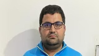 ‘এয়ারফোর্সে আছি, গায়ে হাত দেবেন না’ পুলিশ ধরতেই হম্বিতম্বি যুবকের, তল্লাশিতে বেরল গোছা গোছা প্রশ্নপত্র, অ্যাডমিট কার্ড