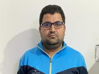 ‘এয়ারফোর্সে আছি, গায়ে হাত দেবেন না’ পুলিশ ধরতেই হম্বিতম্বি যুবকের, তল্লাশিতে বেরল গোছা গোছা প্রশ্নপত্র, অ্যাডমিট কার্ড
