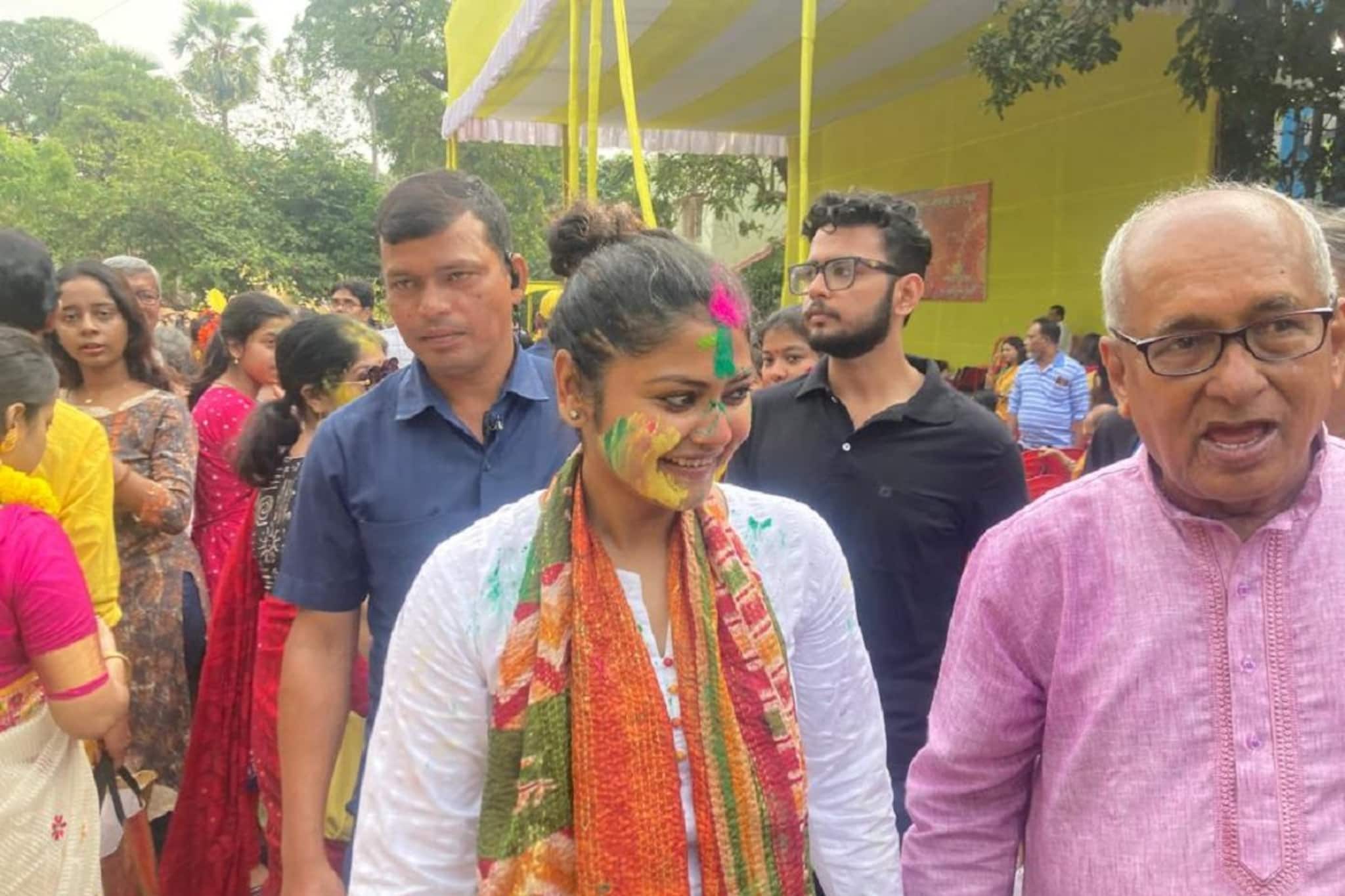 জোরকদমে রবিবাসরীয় প্রচার, প্রচারে বেরিয়ে কী খান সায়নী ঘোষ?