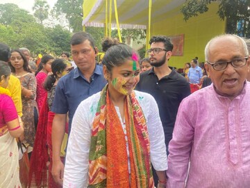 গল্ফ গ্রিনে বসন্ত উৎসবে মাতলেন সায়নী ঘোষ