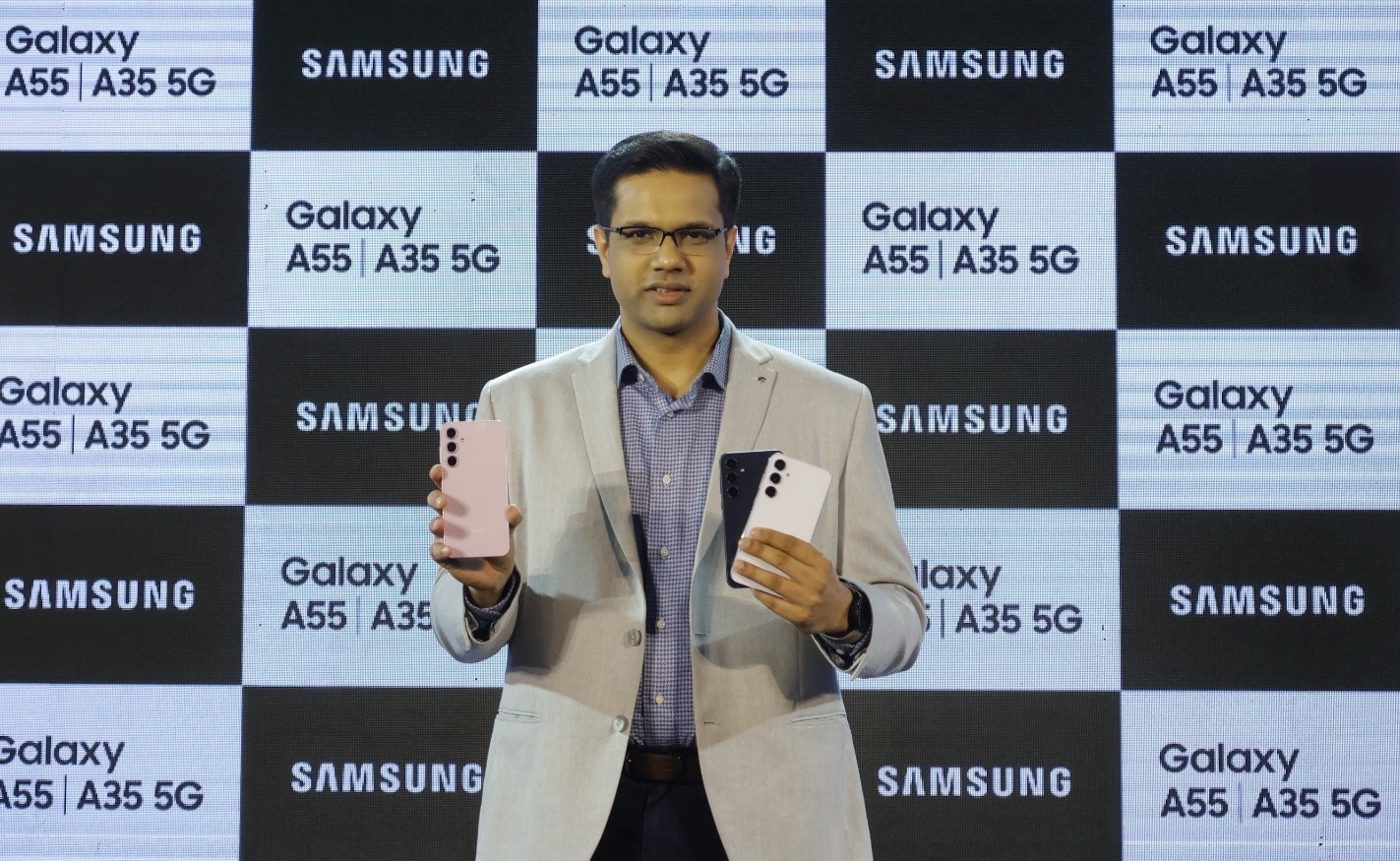 Galaxy A55 5G এবং A35 SG ফ্ল্যাগশিপ সকল গ্রাহকের কাছে পৌঁছে দেওয়াই আমাদের লক্ষ্য’। Galaxy A55 5G এবং A35 5G স্মার্টফোন দেশের দ্রুত বৃদ্ধি পাওয়া মিড সেগমেন্টে (৩০ হাজার টাকা থেকে ৫০ হাজার টাকা) Samsung-কে আরও শক্তিশালী করবে বলে মনে করেন অক্ষয় রাও। 