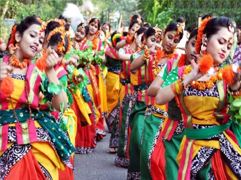 *বসন্তোৎসব আদৌ হবে কিনা চিন্তায় পড়েছেন পর্যটক থেকে শুরু করে স্থানীয় হোটেল ব্যবসায়ীরা। বিশ্বভারতীর কর্মী ও অধ্যাপকদের একাংশের দাবি, &quot;আর মাত্র হাতেগোনা কয়েক দিন বাকি। কিন্তু বসন্তোৎসব নিয়ে কোনও উদ্যোগ গ্রহণ করেনি কর্তৃপক্ষ।&quot; ফাইল ছবি।