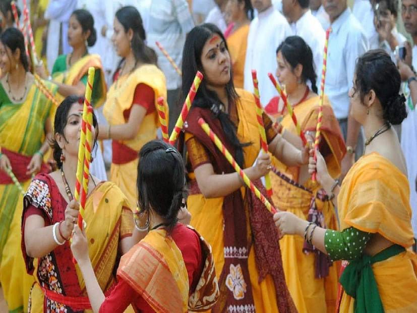 *সঙ্গীত ভবনের পড়ুয়া সঙ্গীতা দাস জানান, &quot;নির্দেশিকা না আসায় নাচ গানের মহড়াও শুরু হয়নি এখনও পর্যন্ত। অল্প দিনের সময়ে কি হবে কিছুই বুঝতে পারছি না। আগের মত আদৌ কি হবে বসন্তোৎসব? নাকি ঘরোয়াভাবে হবে বসন্ত বন্দনা? বুঝতে পারছি না।&quot; ফাইল ছবি। 