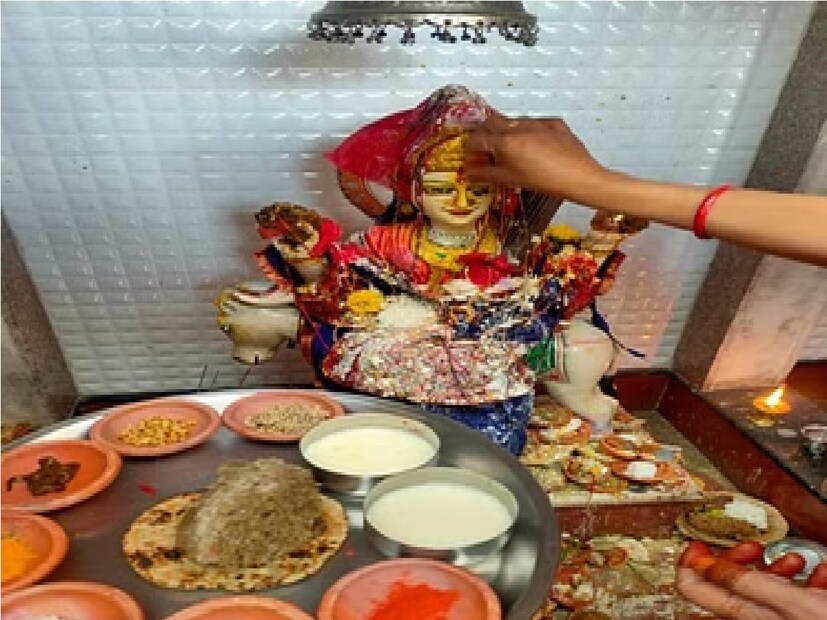এছাড়া এই তিথিতে দেবীকে বাসি খাবারও নিবেদন করা হয়।ধর্মীয় বিশ্বাস অনুসারে শীতলা মা বাসি খাবার খুব পছন্দ করেন।
