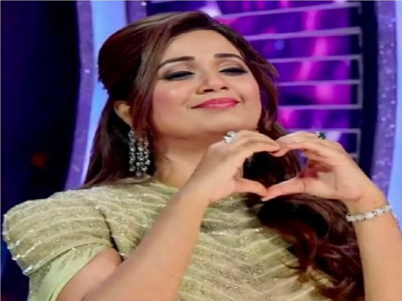 বৈরি পিয়া গানে উদিত নারায়ণের সঙ্গে ১৬ বছর বয়সে প্লে ব্যাকে গান গেয়েছিলেন শ্রেয়া৷ সেই গান মুহূর্তেই ব্লকবাস্টার হয়ে যায়৷ সেটা ছিল সঞ্জয় লীলা বনশালীর দেবদাস সিনেমা৷ তারপর থেকে ২ দশক তাঁর গান মুগ্ধ করেছে দুনিয়াকে৷