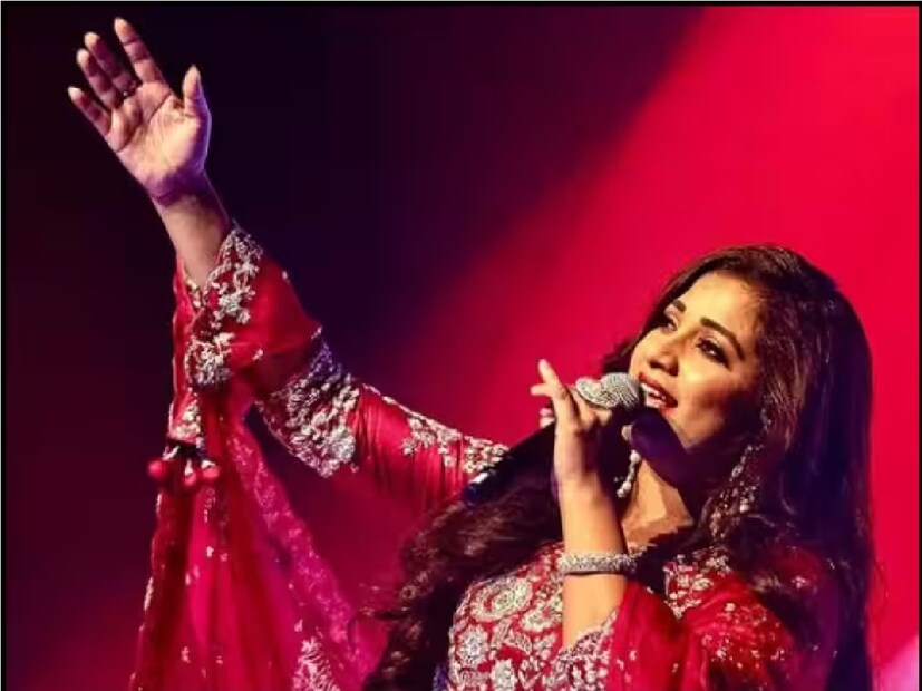 বহরমপুরের মেয়ে শ্রেয়া ঘোষাল। আজ তিনি বিশ্বখ্যাত সঙ্গীতশিল্পী। তাঁর সুরের মূর্ছনায় মুগ্ধ গোটা পৃথিবী। পেশাগত জীবনে তিনি যা যা অর্জন করেছেন, তা সত্যিই অতুলনীয়।