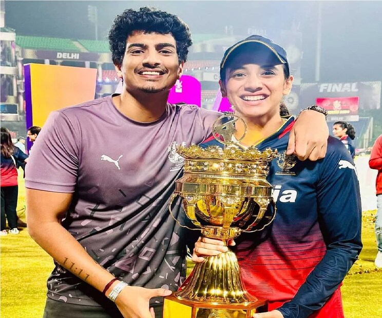 ভারতীয় ক্রিকেটের হার্টথ্রব স্মৃতি মন্ধানা চুটিয়ে প্রেম করছেন বলিউডের উঠতি ডিরেক্টর পলাশ মুচ্ছলের সঙ্গে৷ আর তাঁদের প্রেমের খবর প্রথম হাটে হাঁড়ি ভেঙেছিলেন অভিনেতা রাজপাল যাদব৷ আর এখন ডাব্লুপিএলে স্মৃতি তাঁর বয়ফ্রেন্ডের সঙ্গে সেলিব্রেশনে মাতলেন৷