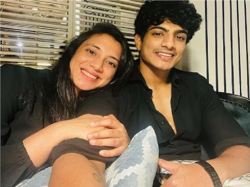 স্মৃতি মান্ধনার বয়ফ্রেন্ড পলাশ মুচ্ছলও সেলিব্রেটি। তাঁর নিজের ফ্যান ফলোয়িং আছে। কোটি টাকা আয় করেন। তিনি বলিউডে ডিরেক্টর হিসেবে কাজ করেন৷ পাশাপাশি তিনি গানও করেন৷ তবে এখনও পর্যন্ত তাঁর ক্রিকেটার গার্লফ্রেন্ডের তুলনায় প্রেমিক পলাশ মুচ্ছলের চেয়ে বেশি আয় করেন।