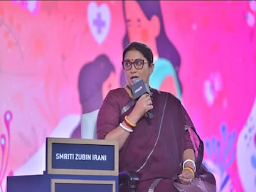 সিএনএন- নিউজ ১৮ রাইজিং ইন্ডিয়া সামিটের মঞ্চে স্মৃতি ইরানি৷ 