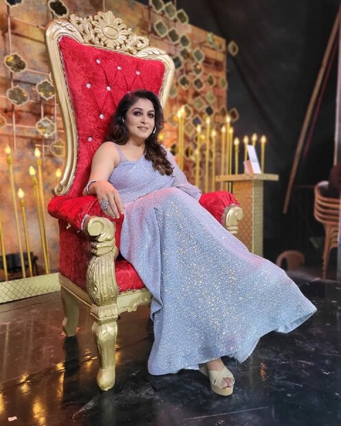 এরই মধ্যে বিয়ের আগেই তিনি গর্ভবতী হয়ে পড়েন৷ পরিচালক ছিলেন বিবাহিত৷ তাঁর স্ত্রী এই খবর শুনে অভিনেত্রীকে হুমকি দিতে থাকেন৷ সন্তান দত্তক নিতে অস্বীকারও করেন পরিচালক৷ 