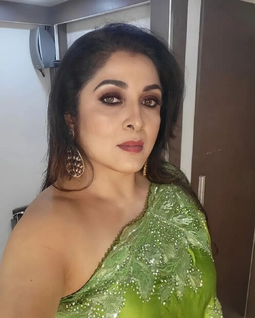 নায়িকার সঙ্গে পরিচালক বা প্রযোজকের প্রেম নতুন কিছু নয় এবং তা নিয়ে ঘর ভাঙারও অনেক উদাহরণও রয়েছে৷ তবে এক্ষেত্রে প্রমেপর্ব অনেক জটিল৷ 