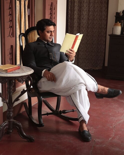 এবার সেই নায়িকাকে রাজনীতির পাঠ দিতেই পারেন দেব৷ কারণ এবারই প্রথম রাজনীতিতে রচনা, তবে দেব তাঁর থেকে ভোটের ময়দানে সিনিয়ার! 