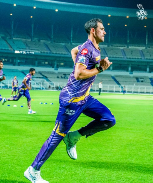 ২৫ কোটির বোলার। সেই তাঁকে নিয়েই কি না এবার বড় সিদ্ধান্ত নেবে কেকেআর। যা হওয়ার আজই হতে পারে আইপিএলে। 