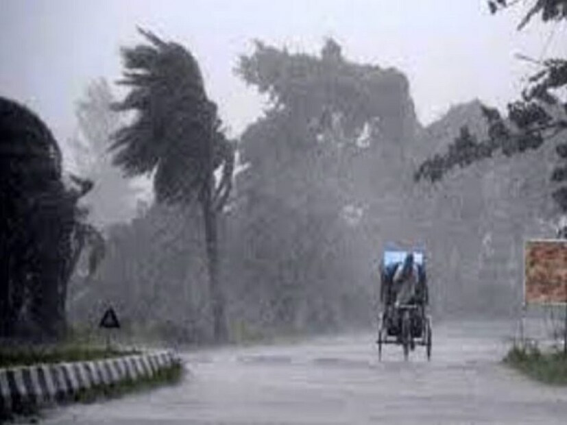 হাওয়া অফিস জানিয়েছে, শনিবার থেকে মঙ্গলবার পর্যন্ত উত্তরবঙ্গের সব জেলাতেই দমকা ঝড়ো হাওয়ার সঙ্গে বজ্রবিদ্যুৎ সহ হালকা মাঝারি বৃষ্টির পূর্বাভাস রয়েছে।