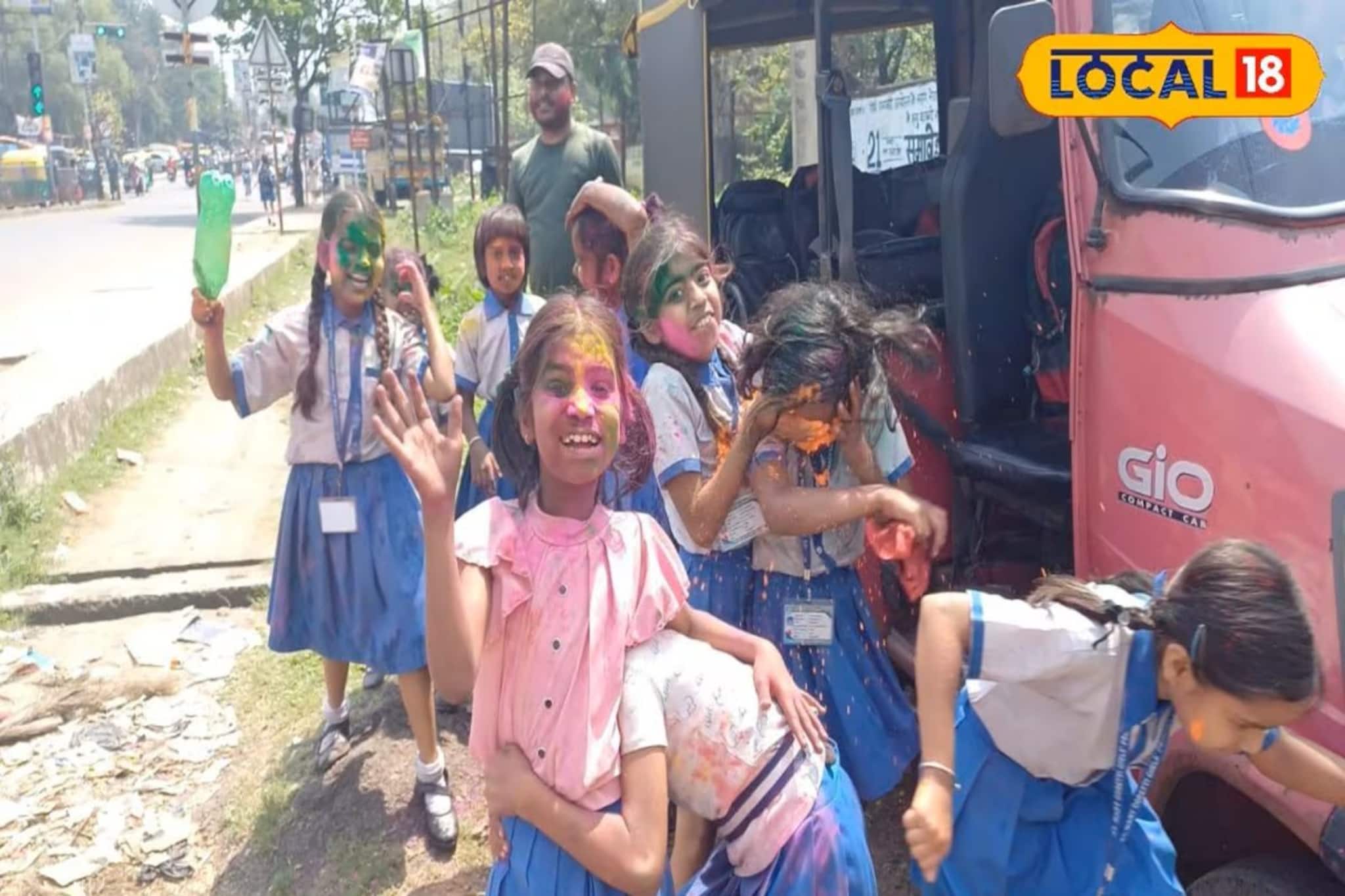 এভাবেই রঙিন হয়ে উঠুক শৈশবের স্মৃতি! দোলের আগেই রঙে মাতোয়ারা ছোটরা