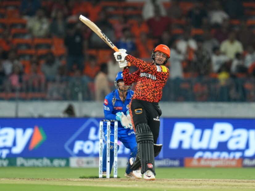 ফ্র্যাঞ্চাইজি লিগ হোক আর আন্তর্জাতিক টি-২০ ম্যাচ, সব মিলিয়ে টি-২০ ক্রিকেটের ইতিহাসে এক ম্যাচে সর্বাধিক রান উঠল আইপিএলে মুম্বই বনাম হায়দরাবাদ ম্যাচ। সানরাইজার্স করে ২৭৭। জবাবে মুম্বই ২৪৬। মোট ৫২৩ রান। ২০২৩ সালে দক্ষিণ আফ্রিকা বনাম ওয়েস্ট ইন্ডিজ ম্যাচে যে ৫১৭ রান উঠেছিল, সেটার রেকর্ড ভেঙে গেল। (Photo Courtesy- IPL X)