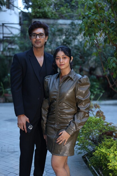 সন্দেহ নেই, ‘শক্তিরূপেণ’ আমাদের বেশ কিছু অস্বস্তিকর প্রশ্নের মুখে দাঁড় করিয়ে দেবে। চোখের সামনে অন্যায় ঘটতে দেখেও নিজেদের পরিণতির কথা ভেবে চুপ করে যাওয়া, ভিতরে কুরে কুরে মরা অপরাধবোধে, অবশেষে লড়াইয়ের সাহস জোগানো- মানবচরিত্রের এই যাত্রাপথ সুন্দরভাবে ফুটে উঠেছে এই ওয়েব সিরিজে ৷