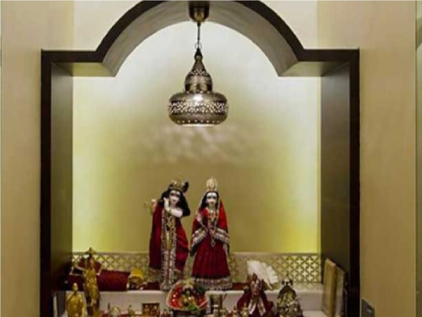 4.হিংস্র ও অশুভ পশু, পাখি, বাস্তু পুরুষের ছবি ইত্যাদি বাড়ির পূজা ঘরে রাখা উচিত নয়।5.পুজোর ঘরের কোণে খুব ভারী জিনিসপত্র রাখা উচিত নয়। 6.বেডরুমে মন্দির তৈরি করা উচিত নয়। Photo- Representative