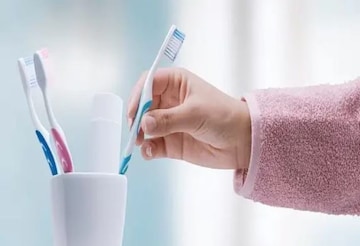 কতদিন অন্তর টুথব্রাশ বদলানো উচিত? জানা না থাকলে মুখ থেকেই শরীরে ছড়াবে রোগ কতদিন অন্তর টুথব্রাশ বদলানো উচিত? জানা না থাকলে মুখ থেকেই শরীরে ছড়াবে রোগ