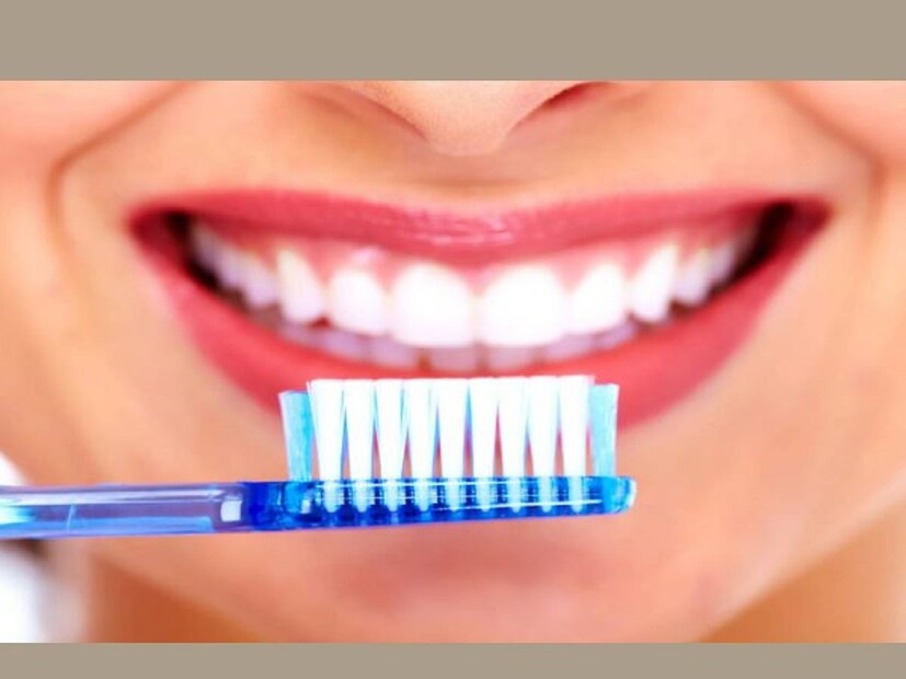 একই টুথব্রাশ (Toothbrush Usage) দীর্ঘদিন ধরে দাঁত পরিষ্কার করলে সংক্রমণের ঝুঁকি বাড়তে পারে এবং রোগেও আক্রান্ত হতে পারেন।