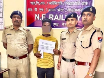 মোবাইল থেকে টাকা, চুরি যাত্রীদের সামগ্রী! কড়া পদক্ষেপ নিল রেল, গ্রেফতার ৪ 