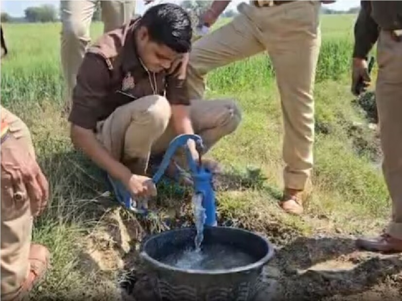 ঝাঁসিতে জলের বদলে টিউব ওয়েল টিপলে হুড়হুড়িয়ে উঠে আসছে মদ৷  বেআইনি মদের বিরুদ্ধে ব্যবস্থা নিতে গ্রামে এসেছিল পুলিশ। পুলিশের হাত থেকে নিজেদের মদের ভাণ্ডার লুকিয়ে রাখতে আজব এক পদ্ধতি নিয়েছিল বেআইনি মদের ব্যবসাকারীরা৷ তারা মাটির কয়েক ফুট নিচে  ড্রামে লুকিয়ে রেখেছিল অবৈধ মদ উদ্ধার করে পুলিশ ও আবগারি দফতর। এ বার মদের হ্যান্ডপাম্প বা টিউব  খুঁজতে বুলডোজার নিয়ে চলে এল পুলিশ ও আবগারি দফতরকে। 