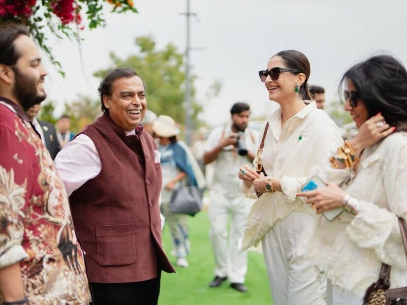 সোনম কাপুরের সঙ্গে আলাপচারিতায় ব্যস্ত মুকেশ আম্বানি ও অনন্ত আম্বানি।