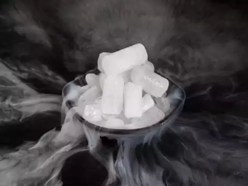 কনৌজের সরকারি মেডিক্যাল কলেজের ইন্টারনাল মেডিসিনের প্রধান অধ্যাপক (ডা.) রামবাবু বিস্তারিত বলছেন ড্রাই আইস সম্পর্কে-