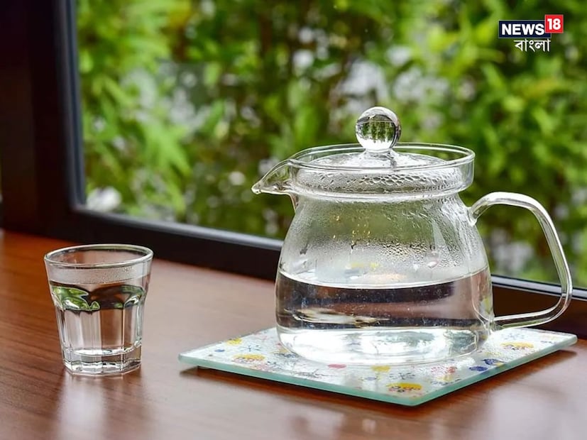 রাতে এক গ্লাস কুসুম কুসুম গরম জল খেলে তা ওজন কমাতেও সাহায্য করে। শরীরের অতিরিক্ত মেদ কমায় বলে চিকিৎসকরাও রাতে গরম জল খাওয়ার পরামর্শ দেন।