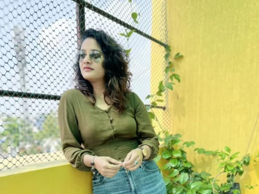 জানা গিয়েছে, একদিন সৌম‍্যা প্রসাদের বাড়ির শৌচালয় ব‍্যবহার করেছিলেন। এর কিছুদিন পরেই একটি বিয়েবাড়ি উপলক্ষ‍্যে গয়না খুঁজতে পরিবারের লোকজন বুঝতে পারেন গয়না চুরি হয়েছে। 