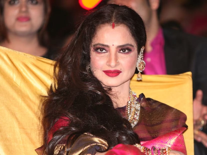 বলিউডের এক জনপ্রিয় নায়কের সঙ্গে নাম জড়ায় রেখার। শোনা যায় গোপনে তাঁকে বিয়েও করেছিলেন রেখা। বলিউডের এই নায়কের সঙ্গে একটি সিনেমাতে কাজ করেছিলেন রেখা। 