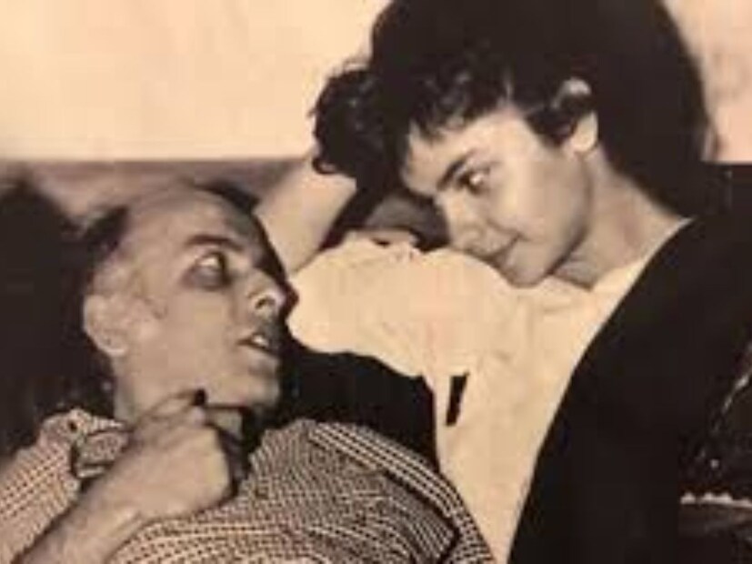 পূজা ভাট মহেশ ভাট এবং তাঁর প্রথম স্ত্রী কিরন ভাটের কন‍্যা। অভিনয় জগতে আসার পর একটি ম‍্যাগাজিনের কভার শ‍্যুট করতে গিয়ে কন‍্যা পূজাকে ঠোঁঠে চুম্বন করেন বাবা মহেশ।