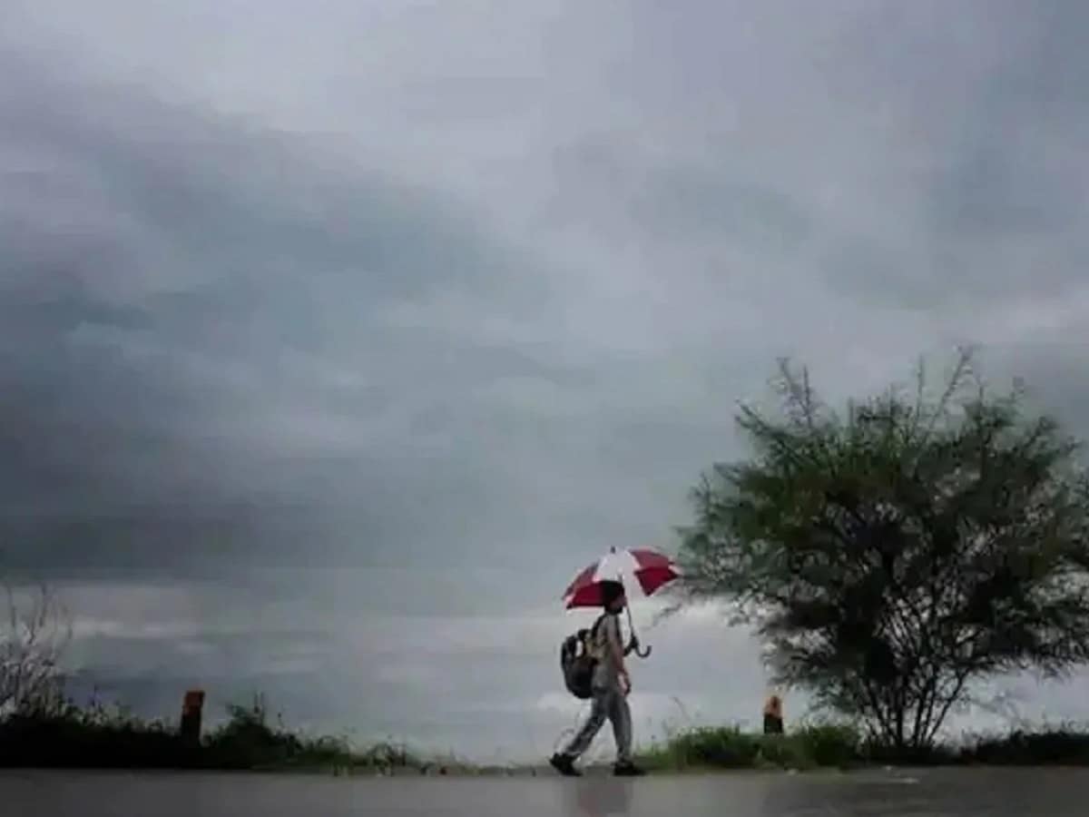 Bengal Rain Forecast: আগামী দু-তিন দিনে সর্বোচ্চ তাপমাত্রা ২ থেকে ৩ ডিগ্রি সেলসিয়াস বাড়তে পারে। বজ্রগর্ভ মেঘ থেকে বিক্ষিপ্তভাবে স্বল্প সময়ের বৃষ্টির অল্প সম্ভাবনা।