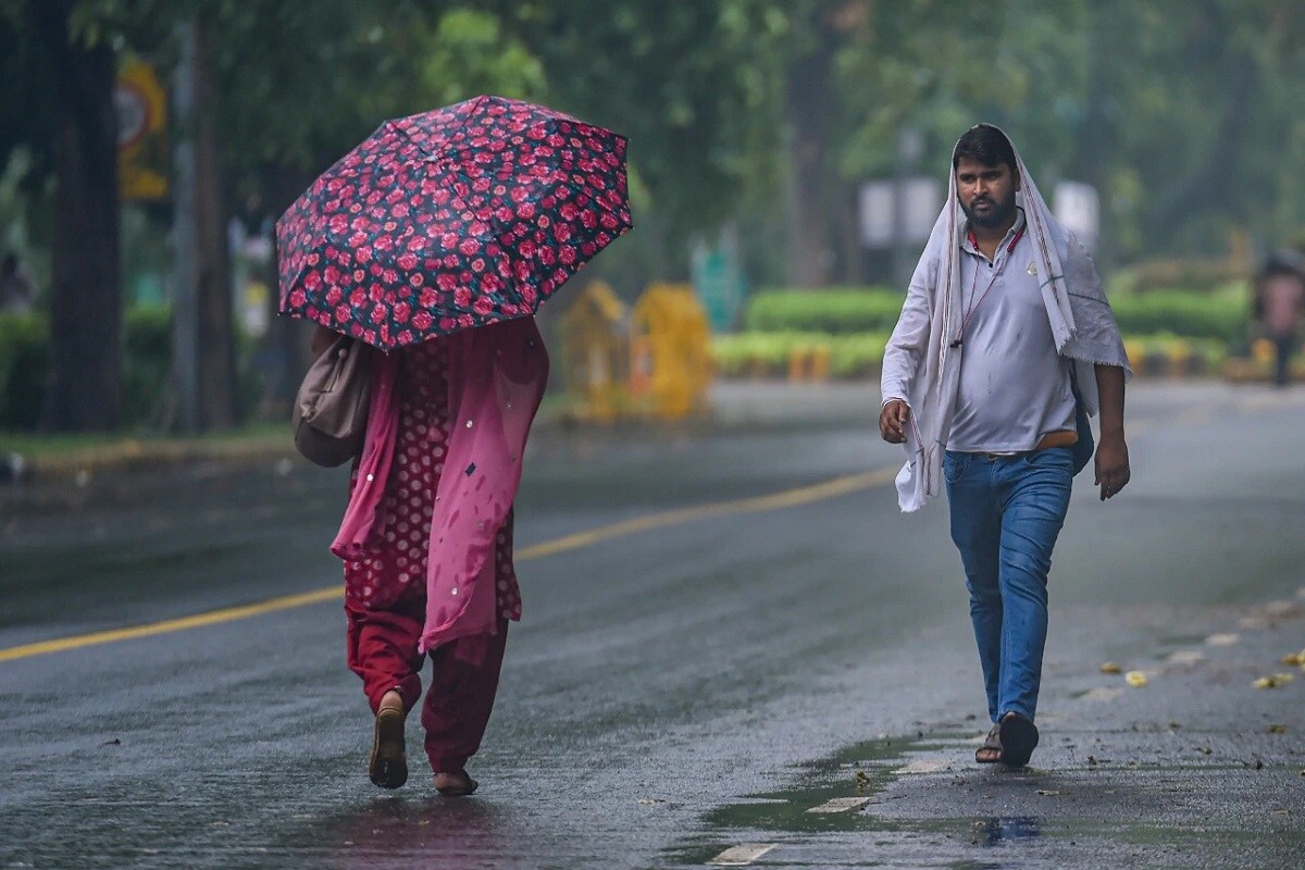 *দক্ষিণবঙ্গ আজ আংশিক মেঘলা আকাশ। দক্ষিণবঙ্গ জুড়েই ঝড়বৃষ্টির পূর্বাভাস। আজ সাত জেলায় ঝড়বৃষ্টির সম্ভাবনা বেশি। সোমবার থেকে ঝড়বৃষ্টির পরিমাণ কমবে, বাড়বে উষ্ণতা। আগামী দু-তিন দিনে সর্বোচ্চ তাপমাত্রা ২-৩ ডিগ্রি বাড়তে পারে। সংগৃহীত ছবি। 