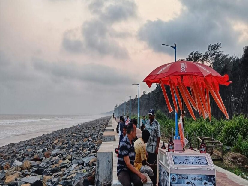 জোড়া ঘূর্ণাবর্ত এবং একটি অক্ষরেখার জেরে আগামী মঙ্গলবার পর্যন্ত পশ্চিমবঙ্গের জেলাগুলিতে ঝড়-বৃষ্টি চলবে। এমনটাই জানাচ্ছে আইএমডি-র পূর্বাভাস। বৃহস্পতিবারও অধিকাংশ জেলায় মেঘলা ছিল আকাশ। ঝড়-বৃষ্টিও চলে উত্তরবঙ্গ ও দক্ষিণবঙ্গ জুড়ে।