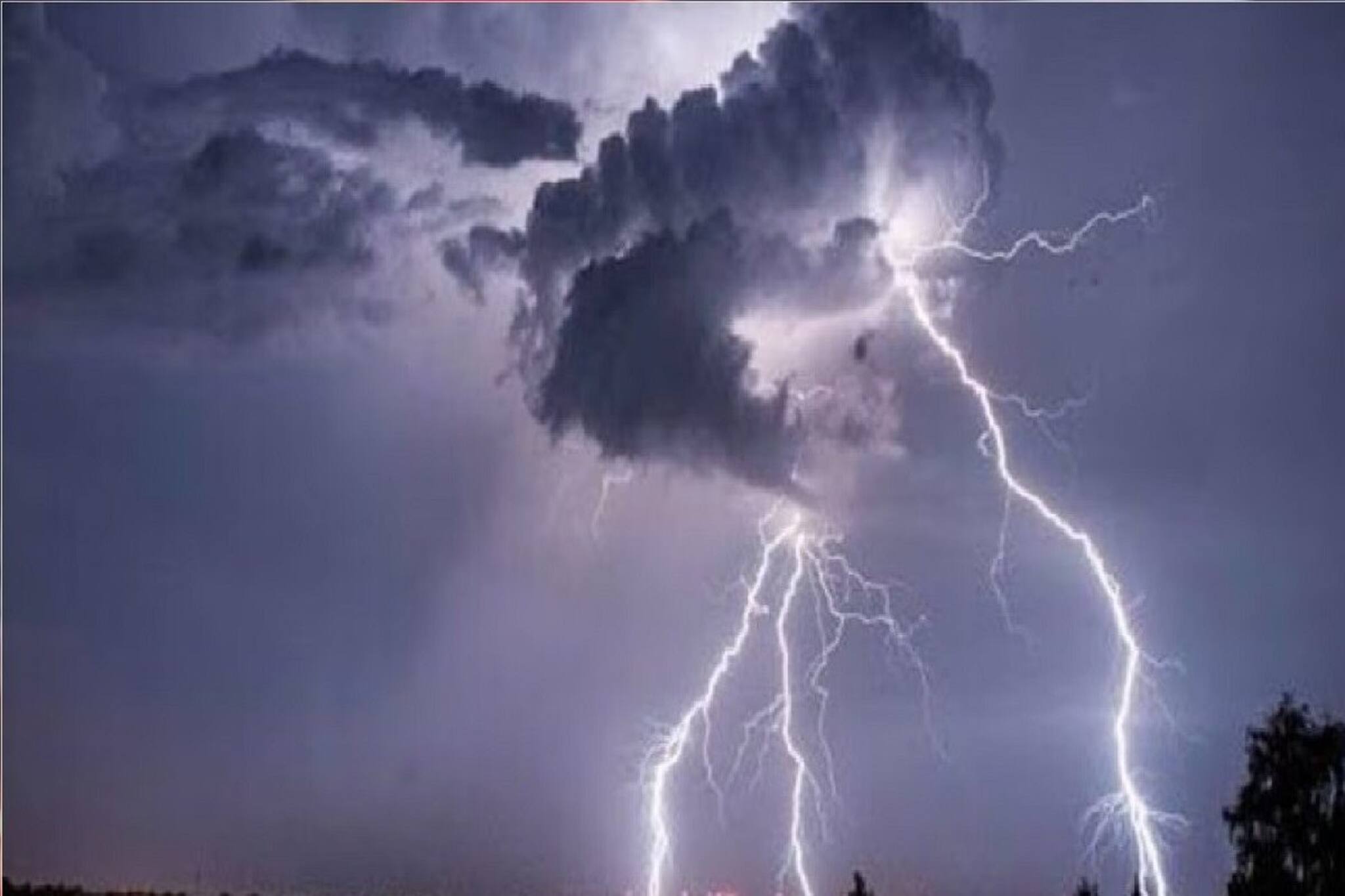 দোলেও চলবে ঘ্যানঘ্যানে নাগাড়ে বৃষ্টি? ধেয়ে আসবে কালবৈশাখী? জানিয়ে দিল হাওয়া অফিস