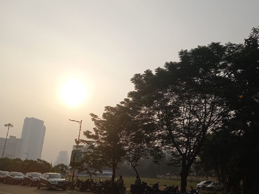 কলকাতায় আজ দিনভর পরিষ্কার আকাশ। আগামী দু'দিন তাপমাত্রায় কোনও উল্লেখযোগ্য পরিবর্তন নেই। শুক্রবার থেকে সামান্য বাড়বে উষ্ণতা। সকালে মনোরম পরিবেশ থাকলেও বেলা বাড়লে গরম বাড়বে।