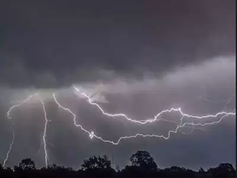 আলিপুরদুয়ার, কোচবিহার এবং জলপাইগুড়ি জেলার কিছু অংশে বজ্রবিদ্যুৎ-সহ হালকা মাঝারি বৃষ্টির সতর্কতা। আলিপুর আবহাওয়া দফতরের সতর্কতা ৫০ কিমি গতিবেগে দমকা ঝোড়ো হাওয়ার সম্ভবনা।