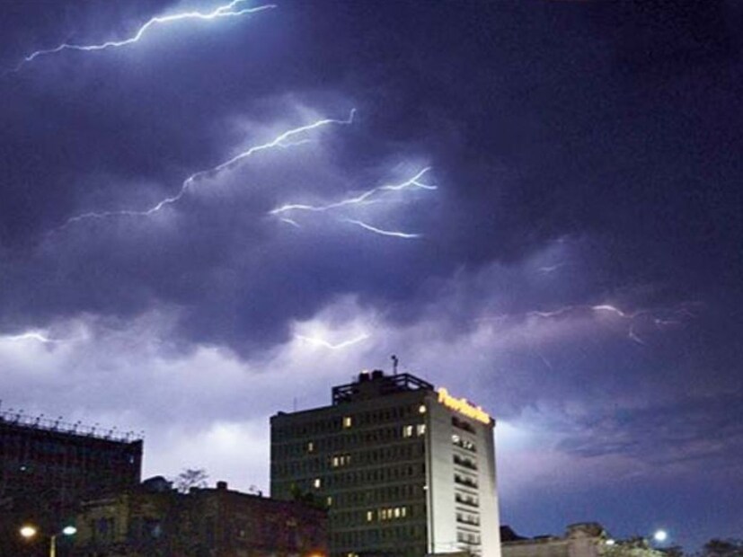 Bengal Heat Alert-Rain Forecast: তীব্র গরম, সেই সঙ্গে জলীয় বাষ্পের পরিমাণ বেশি থাকায় অস্বস্তিকর আবহাওয়া সর্বত্র। তাপমাত্রা বাড়ার পাশাপাশি যদিও দক্ষিণবঙ্গে শনি ও রবিবার ঝড়বৃষ্টির পূর্বাভাস রয়েছে।