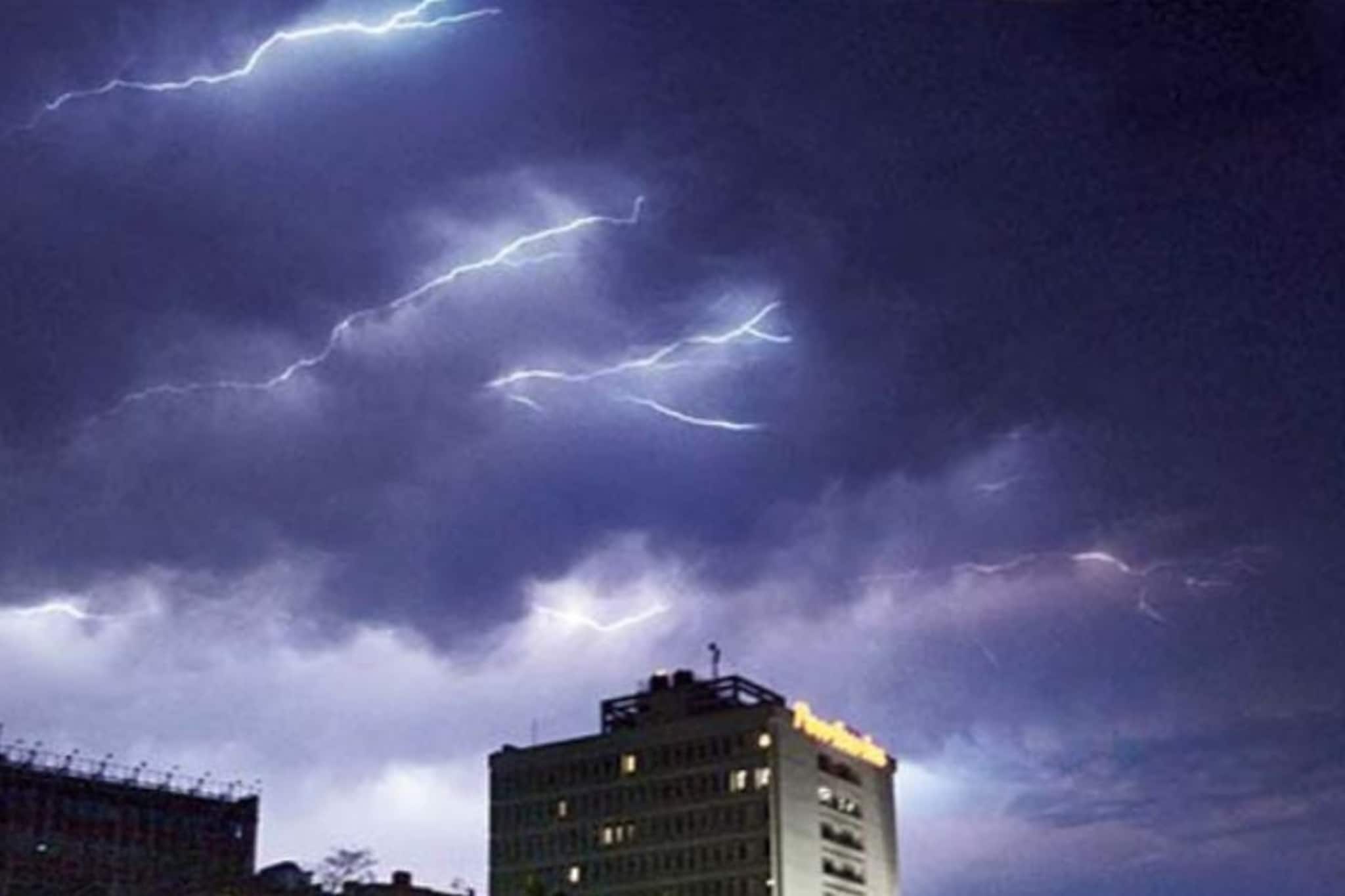 ধেয়ে আসছে দুর্যোগ! লণ্ডভণ্ডের আশঙ্কা, কতদিন পর্যন্ত বৃষ্টির দাপট? ওয়েদার আপডেট