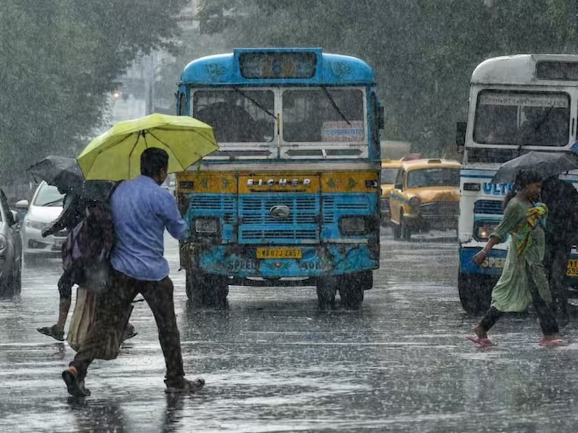 Bengal Heavy Rain Alert: কলকাতায় রাতের বৃষ্টিতে তাপমাত্রা কমল ৫ ডিগ্রি সেলসিয়াস। মূলত মেঘলা আকাশ। হালকা ঝড়বৃষ্টির সম্ভাবনা। বজ্রবিদ্যুৎ-সহ হালকা মাঝারি বৃষ্টির সম্ভাবনা। দমকা ঝোড়ো বাতাস বইতে পারে। শুক্রবার পর্যন্ত বিক্ষিপ্তভাবে বৃষ্টির পূর্বাভাস।