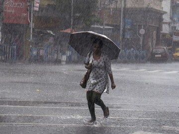 হাতে আর ঘণ্টাখানেক! এই কয়েক জেলায় ধেয়ে আসছে বজ্রবিদ্যুৎ-সহ বৃষ্টি এবং শিলাবৃষ্টি