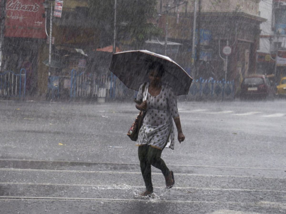 Bengal Rain Forecast: সপ্তাহান্তে ঝড়বৃষ্টির সম্ভাবনা বাড়বে দক্ষিণবঙ্গে। দিন ও রাতের তাপমাত্রা বেশ কিছুটা বাড়বে। আগামী দুই থেকে তিন দিনে ৩ ডিগ্রি সেলসিয়াস পর্যন্ত তাপমাত্রা বাড়তে পারে। 