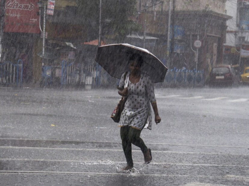 ভারতের আবহাওয়া বিভাগ (আইএমডি) আজ ও আগামী কয়েক দিনে কলকাতা এবং পশ্চিমবঙ্গের দক্ষিণের জেলাগুলিতে বিক্ষিপ্ত বৃষ্টির পূর্বাভাস দিয়েছে, তবে পশ্চিমের পুরুলিয়া, বাঁকুড়া, পশ্চিম মেদিনীপুর এবং পশ্চিম বর্ধমানের সর্বোচ্চ তাপমাত্রা ৪০ ডিগ্রি সেলসিয়াস স্পর্শ করতে পারে এই দু’দিনেই।