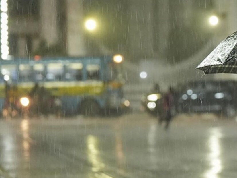 Bengal Heavy Rain Alert: কলকাতায় আজ সকালে সর্বনিম্ন তাপমাত্রা ১৮.৯ ডিগ্রি সেলসিয়াস। স্বাভাবিক তাপমাত্রার থেকে ৫ ডিগ্রি সেলসিয়াস তাপমাত্রা কম। গতকাল বিকেলে সর্বোচ্চ তাপমাত্রা ছিল ৩০.৪ ডিগ্রি সেলসিয়াস। যা স্বাভাবিকের তুলনায় ৪ ডিগ্রি সেলসিয়াস কম। 