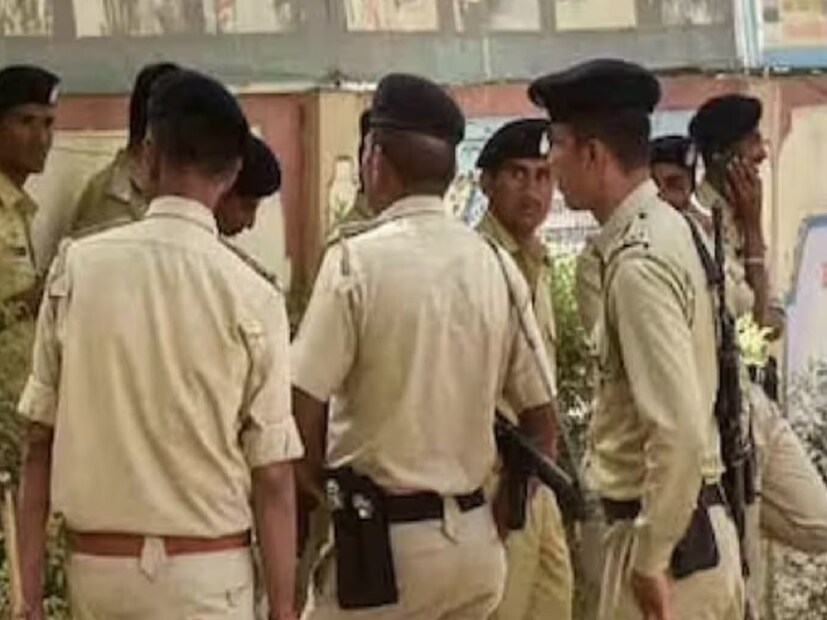সেই খেলনা পিস্তল নিয়ে এবং উর্দি পরে বাইকে চেপে সেই যুবক সিকান্দ্র চকে পৌঁছন। মিথিলেশের উর্দিতে আইপিএস লেখাও ছিল। মিথিলেশকে দেখেই পুলিশ জিজ্ঞাসাবাদ করে। প্রতীকী ছবি।