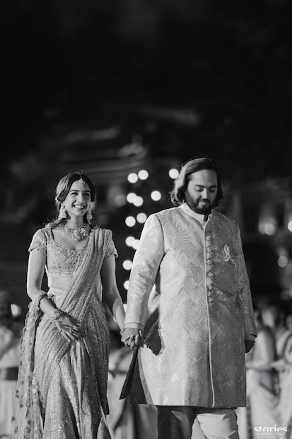 এই পথ যেন…। শৈশবের বন্ধুত্ব বদলে গেল প্রেমে। রাধিকার হাত ধরে হাঁটছেন অনন্ত আম্বানি। একসঙ্গে জীবনের পথ চলা শুরু।