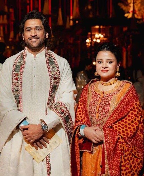 ভারতীয় পরম্পরা…। অফ হোয়াইট পাজামা-পঞ্জাবিতে ধোনি। কাঁধে শাল। কমলা চুড়িদারে সাক্ষী। একেবারে ভারতীয় পরম্পরায় সেজেছেন যুগলে।