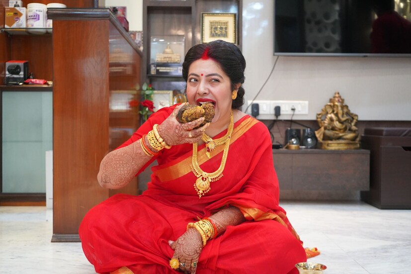 ভাতকাপড়ের অনুষ্ঠানে জমিয়ে মাছের মুড়ো খেলেন অভিনেত্রী শ্রীময়ী।